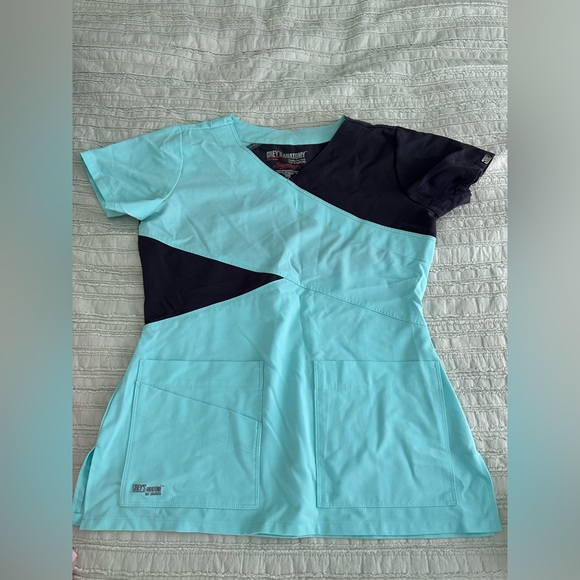 Greys anatomy scrub top - Picture 1 of 3